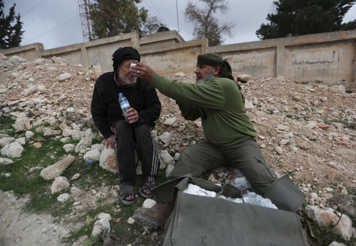 Reuters'ın geçtiği fotoğraflarda bazı ÖSO mensuplarının bölgedekilere yardım ettiği anlar görüntülendi.