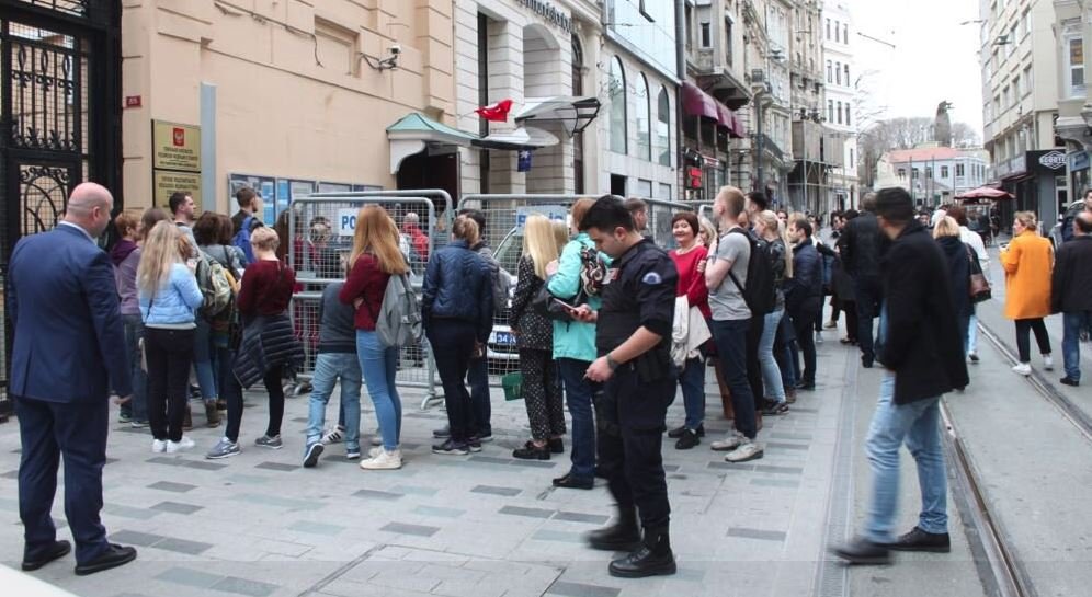 Rusya'nın İstanbul elçiliğinin geçtiği fotoğraflarda oy vermek için çok sayıda Rus vatandaşının sıraya girdiği görüldü.