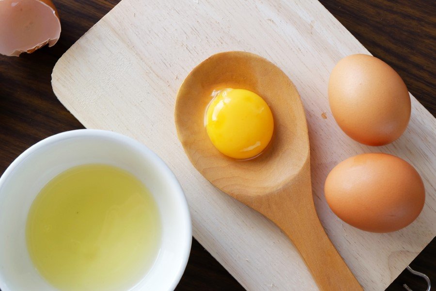 Sarısını Beyazından Ayırmak: Eğer bu işlemi yapmakta zorlanıyorsanız boş bir pet şişe ile kolayca yumurtanın sarısını beyazından ayırabilirsiniz. Şişenin ağız kısmı ile yumurta sarısını vakumlayarak başka bir kaba aktarabilirsiniz.