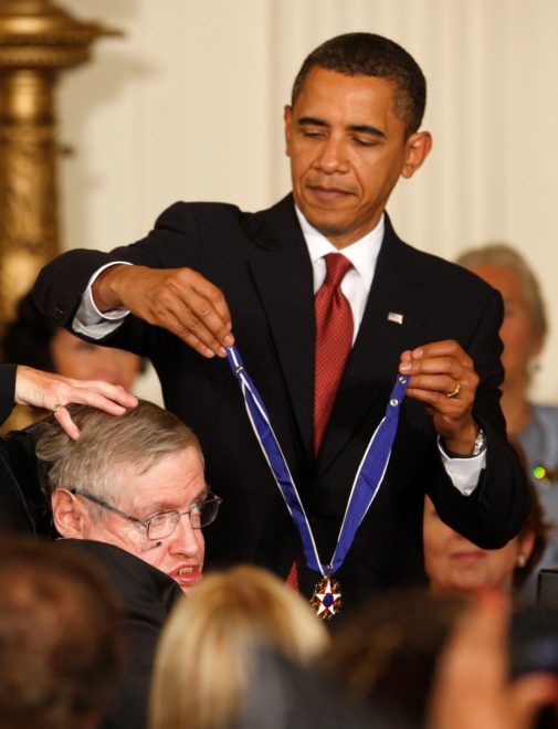 Hawking 2009'da ABD'nin en yüksek sivil nişanı olan 'Özgürlük Madalyası'yla onurlandırıldı.