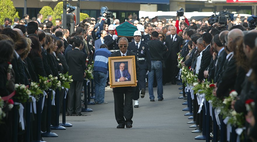 Sakıp Sabancı'nın cenaze törenine 100 bin kişi katıldı.