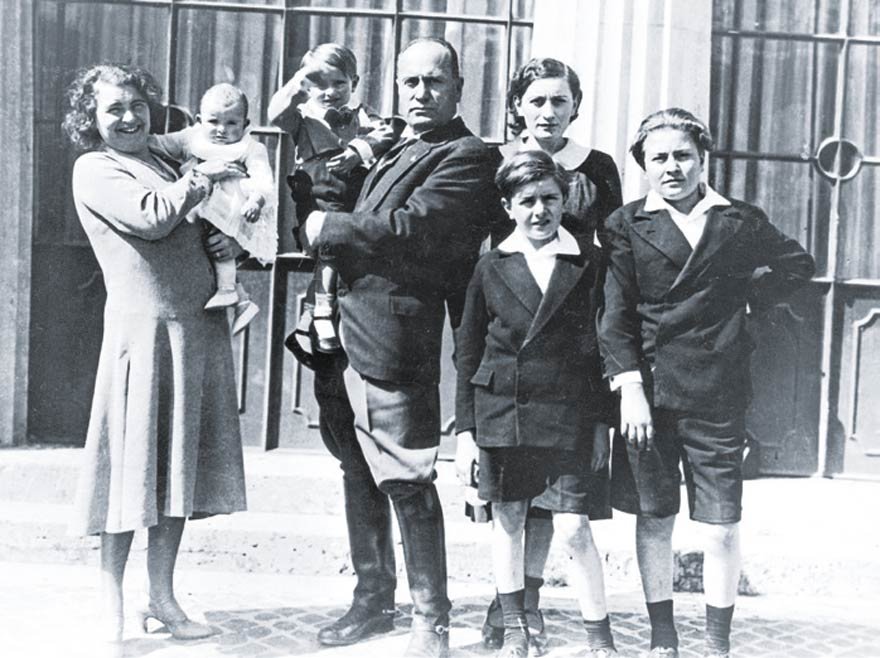 Mussolini tüm İtalyanların en az dört çocuk yapmalarını istiyordu. 