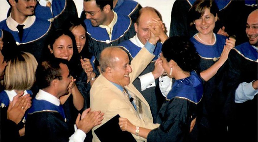 Sabancı Üniversitesi Mütevelli Heyeti Başkanı Sakıp Sabancı, öğrencilerle.