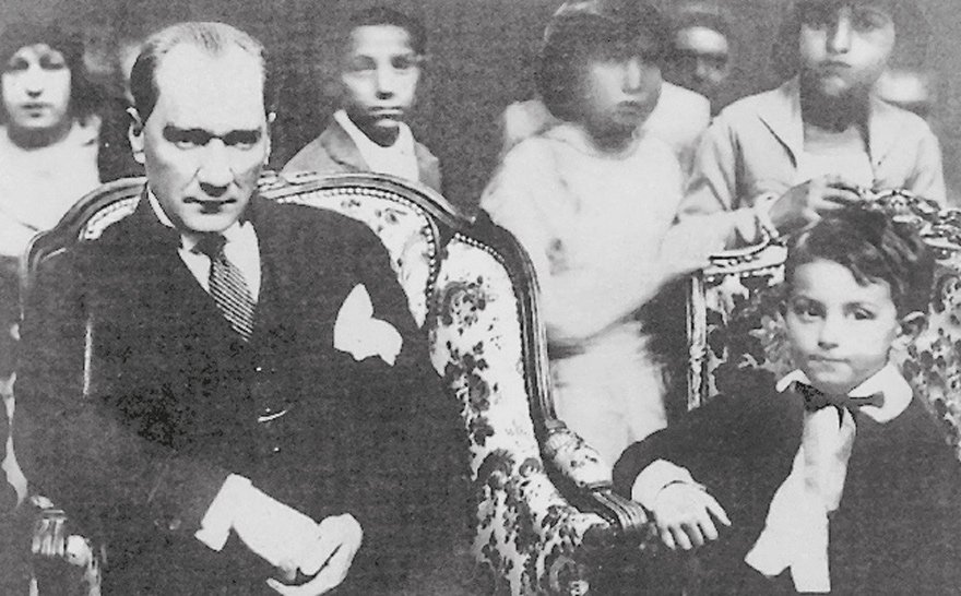 Tarih: 23 Nisan 1929, Atatürk, çocuk balosunda İnönü’nün o dönem 5 yaşında olan oğlu Ömer ile... 