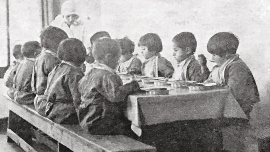 Himaye-i Etfal Cemiyeti Cibali Bakımevi’nin yatakhanesi ve yemekhanesinde işçi annelerin çocukları. (1929)