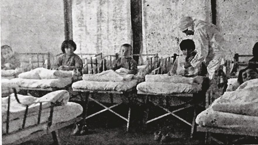 Himaye-i Etfal Cemiyeti Cibali Bakımevi’nin yatakhanesi ve yemekhanesinde işçi annelerin çocukları. (1929)