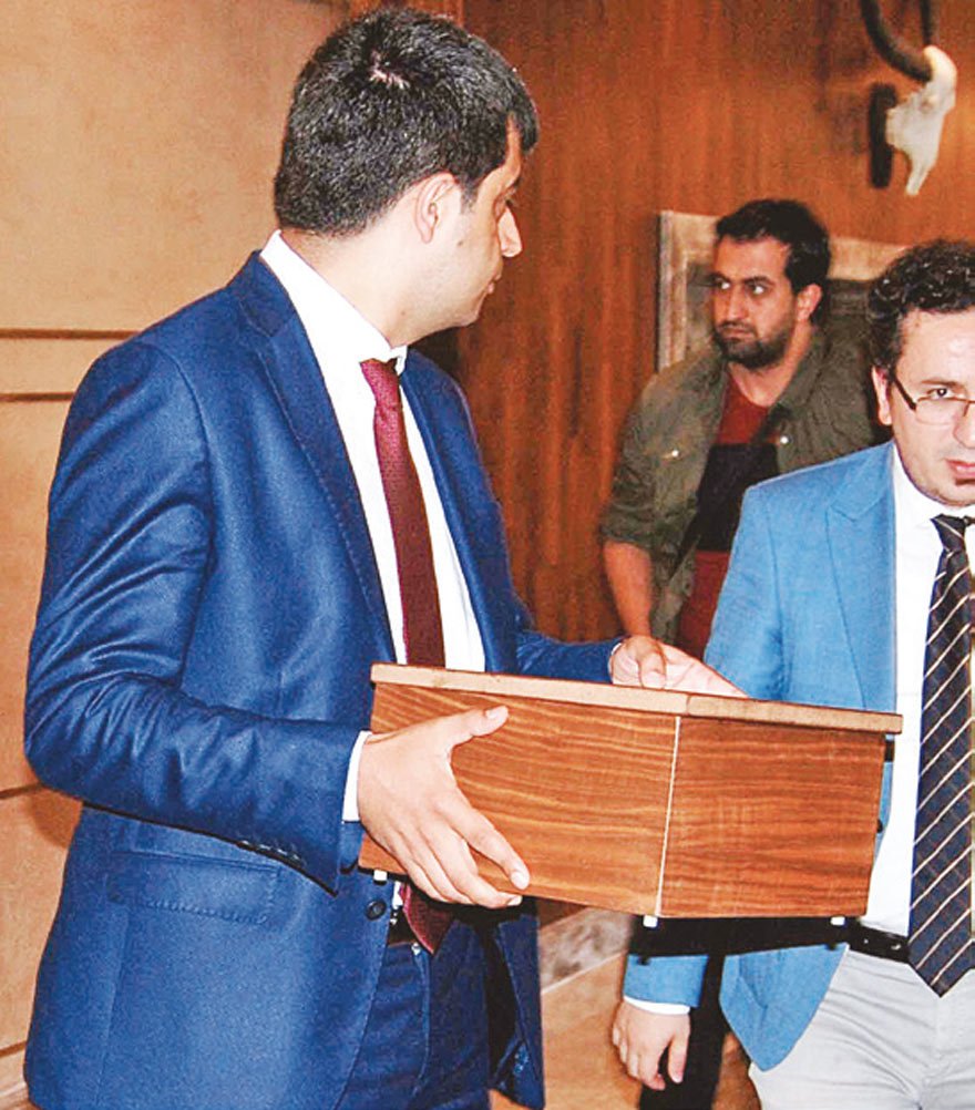 İL BAŞKANLARININ TERCİHİ SANDIKTA Kayseri’de toplanan CHP’nin 81 il başkanı, Cumhurbaşkanı adaylarını yazıp sandığa attı. Sonuç açıklanmadan poşete konularak Kılıçdaroğlu’na verilmek üzere teslim alındı. 