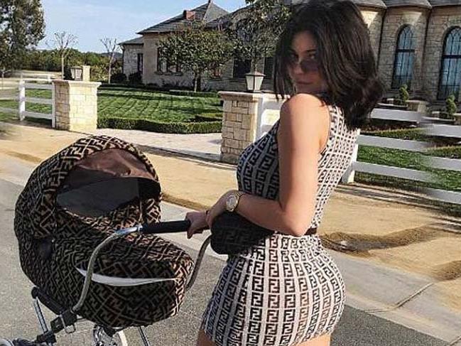 Kylie Jenner bebek arabasıyla takım giyinip sokağa çıktı