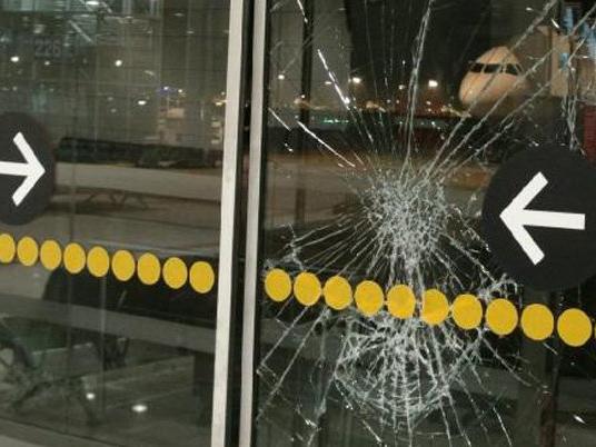 Atatürk Havalimanı'nda olay! Kapıları kırdı