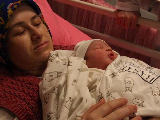 Gaziosmanpaşa’daki yangın nedeniyle farklı hastanelere giden anne bebek birbirine kavuştu