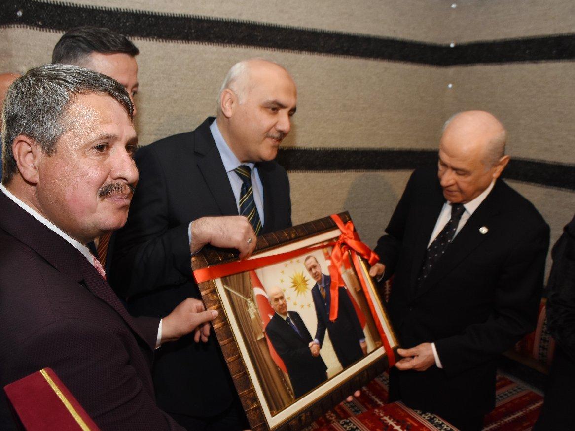 MHP lideri Bahçeli'ye anlamlı hediye