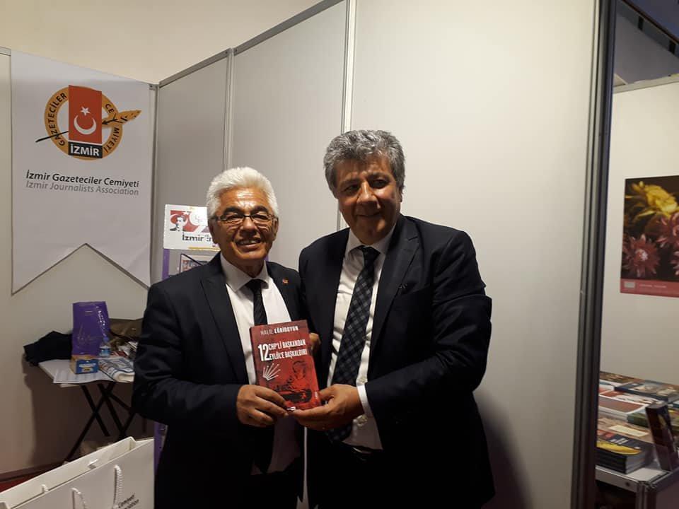 Gazeteci Halil Eğriboyun İzmir Kitap Fuarı'nda kitabını imzaladı