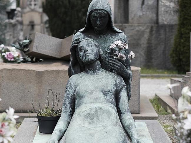 Milano Mezarlığı'nın özel mezar taşları