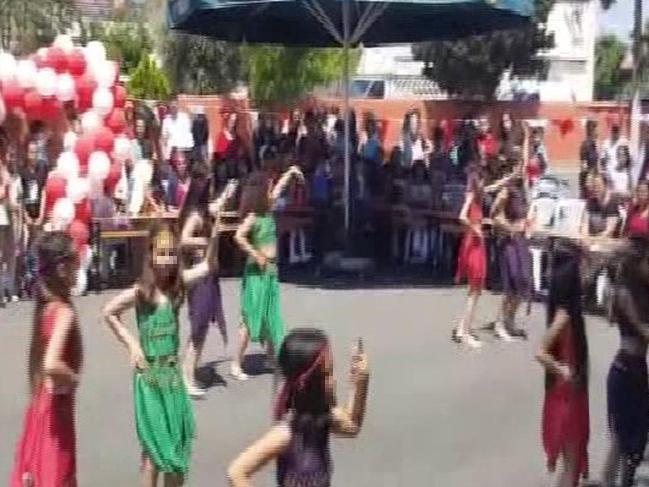 Mersin'de 23 Nisan gösterisi çocukların kıyafeti nedeniyle yarıda kesildi