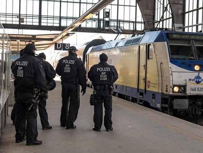 Almanya'da trende tecavüz skandalı! 750 yolcu gözaltında