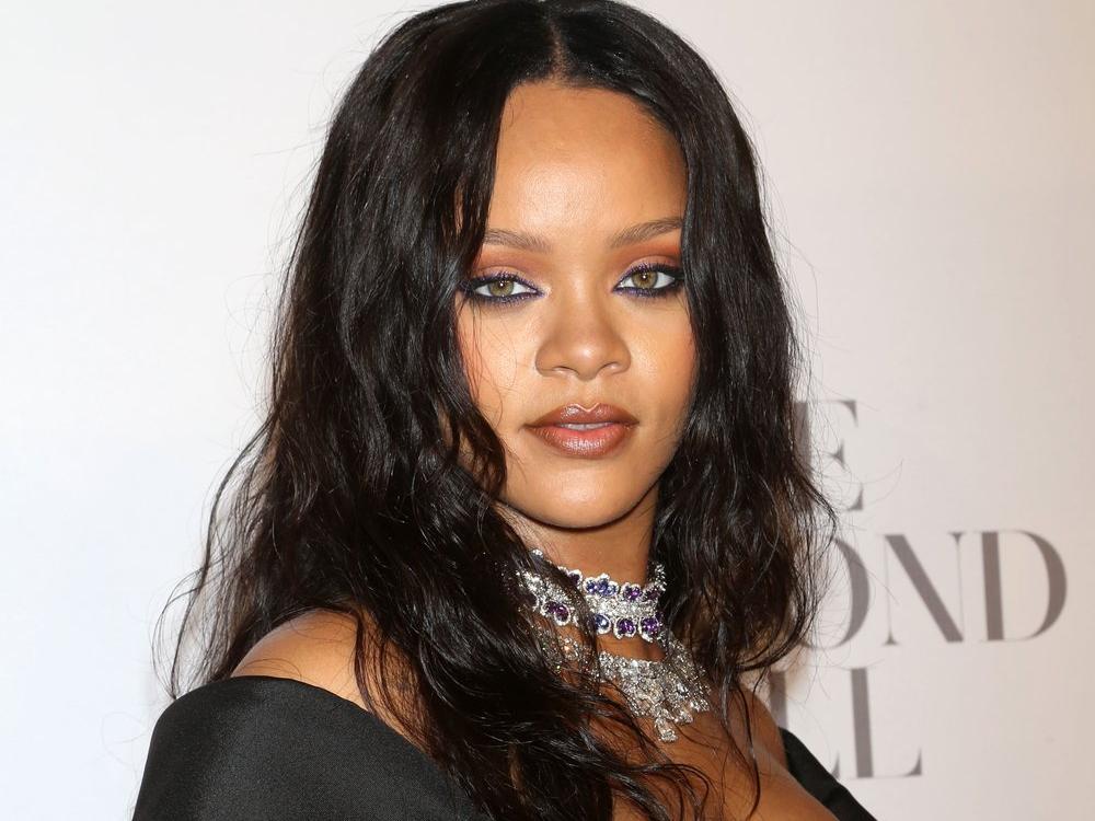 Rihanna'dan iç çamaşırı koleksiyonu... Tanıtımını da giyerek yaptı