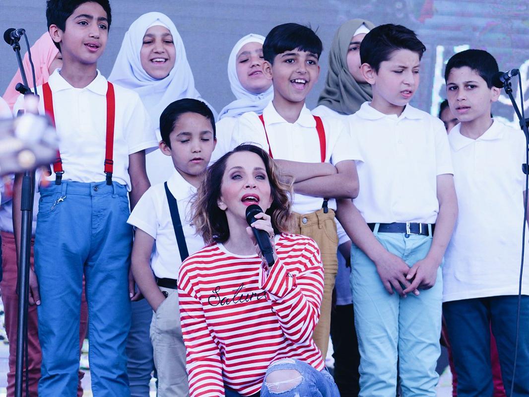 Sertab Erener, mülteci çocuklarla şarkı söyledi