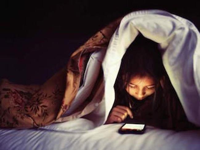 Akıllı telefon kullananlara kötü haber! Yatağa girerken bunu yapmayın