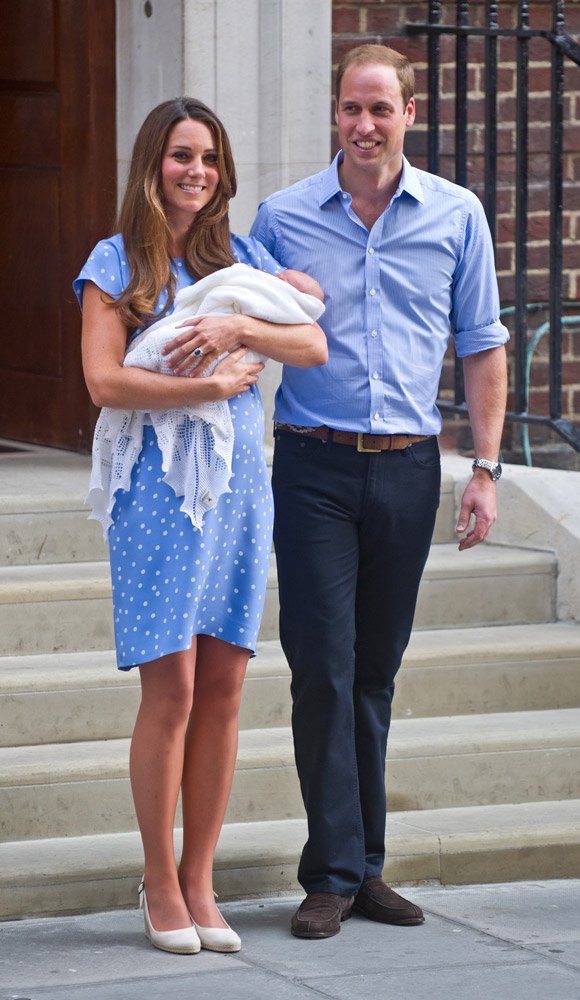 Prens William ve Kate Middleton ilk çocukları George ile birlikte yine bir hastane pozu verirken...