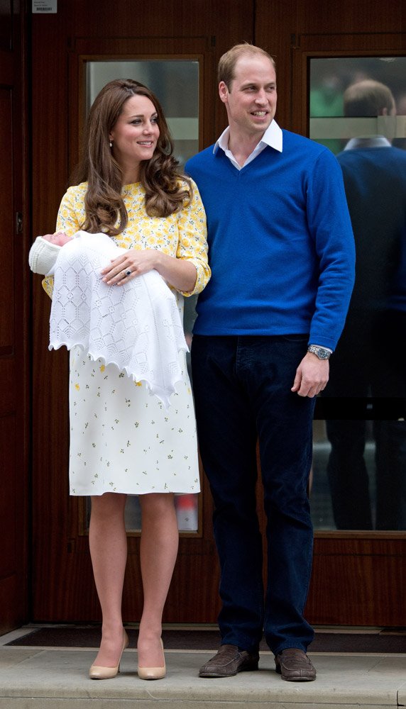 Prens William ve Kate Middleton ikinci çocukları Charlotte ile hastane önü pozu verdi.