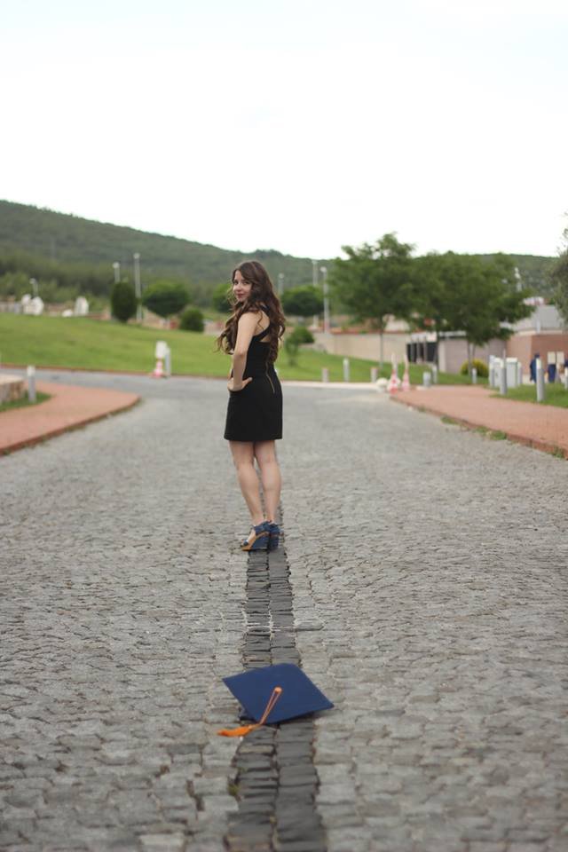 Merve Çavdar, 2014 yılında mezun olduğunda, hayallerine bir adım daha yaklaşmışken bu pozu vererek mutluluğunu ölümsüzleştirmişti.