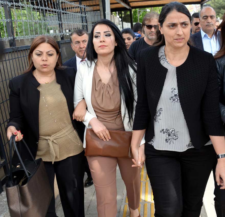 Ayşe öğretmene CHP Milletvekili Zeynep Altıok ve HDP'li milletvekilleri eşlik etti. DHA