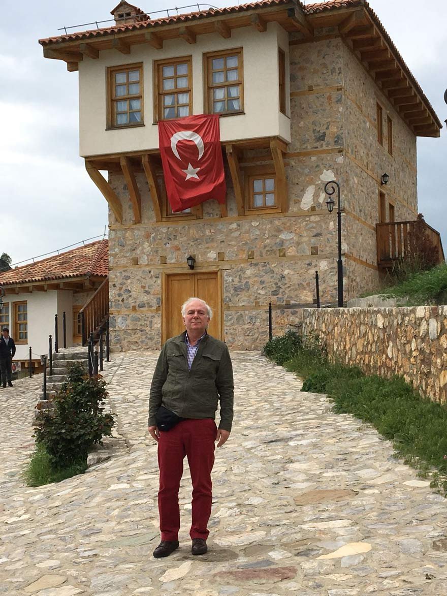 Yüksel Şengül, üzerinde Türk Bayrağı’nın olduğu Atatürk’ün babası Ali Rıza Bey’le dedesi Kızıl Hoca Ahmet Efendi’nin yaşadığı evi gezdi.