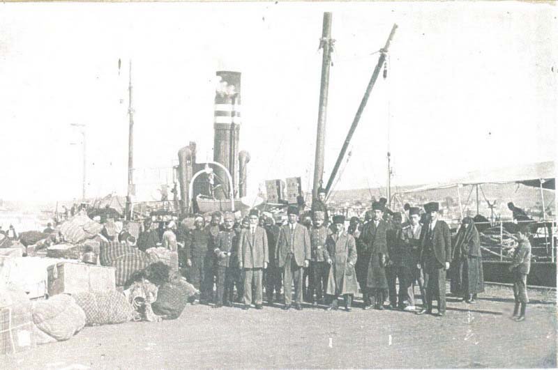 HALK COŞKUYLA KARŞILAMIŞTI... Ulu Önder Mustafa Kemal Atatürk, beraberindeki 18 askerle birlikte 19 Mayıs 1919 günü Samsun’a ulaştı. Bandırma Vapuru’ndan inişinde ise halk tarafından böyle karşılandı. 