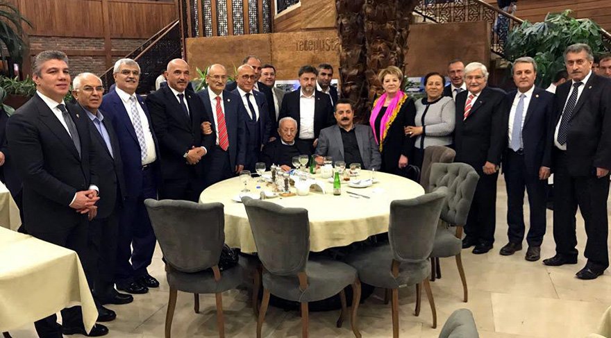 Yemeğin ardından AKP’li eski milletvekilleri ve bazı bakanlar hatıra fotoğrafı çektirdi.