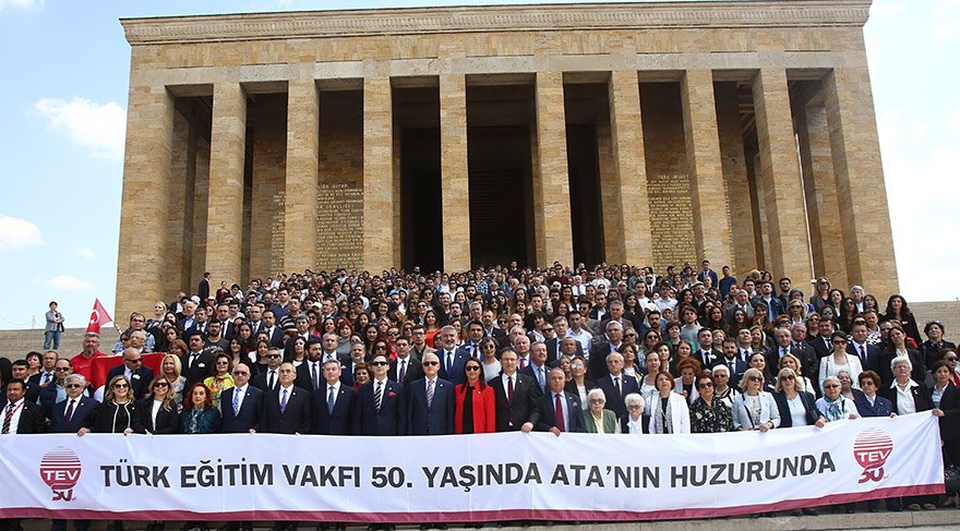 TEV kuruluşunun 50. yılında Anıtkabir’i ziyaret ederek ilkelerine sıkı sıkıya bağlı olduğu Atatürk’ü saygıyla andı. 