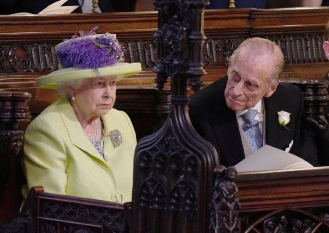 Kraliçe Elizabeth ve Prens Philip şapeldeki töreni beklerken.