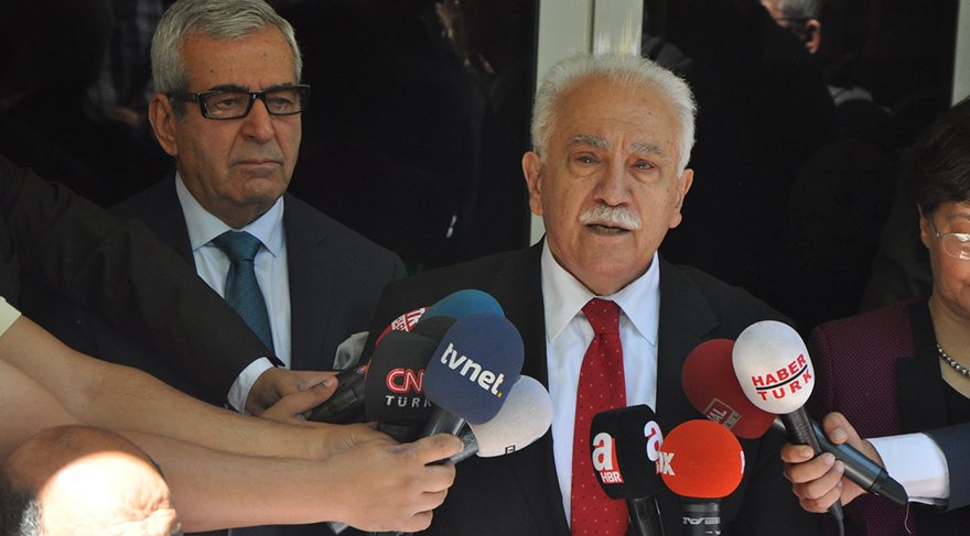 Vatan Partisi Genel Başkanı Perinçek, YSK’ya adaylık başvurusunu yaptı ve 100 bini aşkın imzayla aday olacağını söyledi.