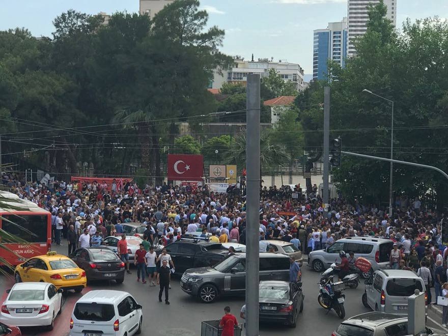 Atatürk Lisesi müdürünün İzmir Marşı yasaklamasına karşı binlerce İzmirli müdürü protesto etti. FOTO: SÖZCÜ