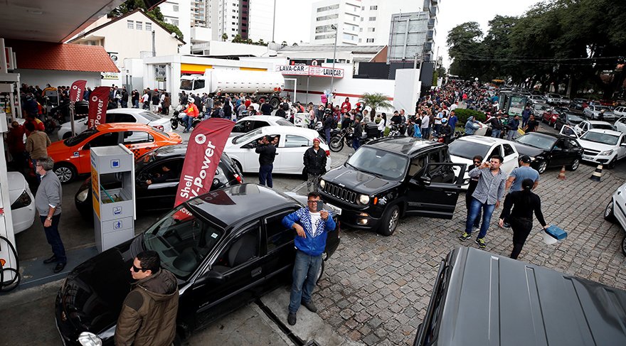 Vatandaş benzin kuyruğunda/Reuters