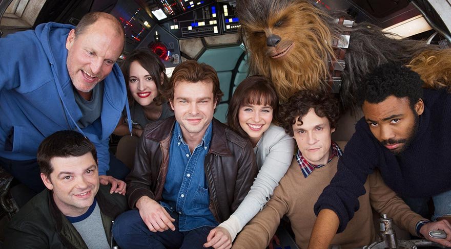 dünyanın en iyisi olmaya karar veren genç Han Solo, kaçakçılık için toplanan bir ekibin üyesi oluyor ve hayat boyu yanında olacak olan yardımcı pilotu Chewbacca ile güçlerini birleştiriyor. 