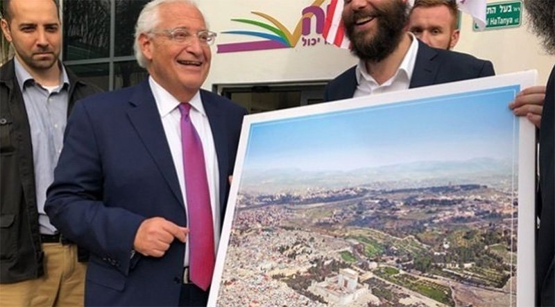 Büyükelçiye, 'Mescid-i Aksa'nın yerine sözde Süleyman Mabedi inşa edilmiş gibi gösteren' fotoşoplu Kudüs fotoğrafı hediye edildi.Friedman’ın tepkilere neden olan fotoğrafı alırken gülümsediği görülüyor.