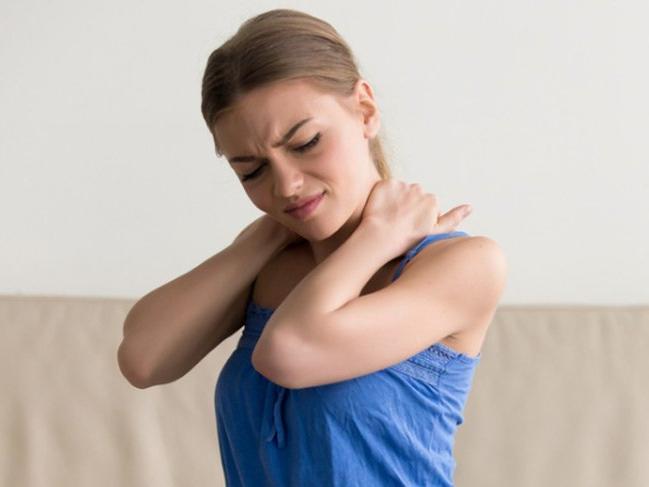 Boyun fıtığı nasıl anlaşılır? Omuz ve kollara yayılan ağrının sebebi boyun fıtığının belirtileri ve tedavisi