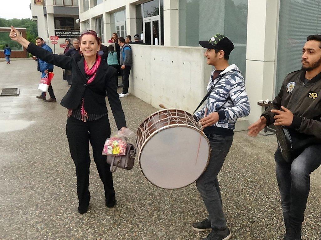 Boşanma davası açan kadın, davul ve darbuka çaldırıp oynadı