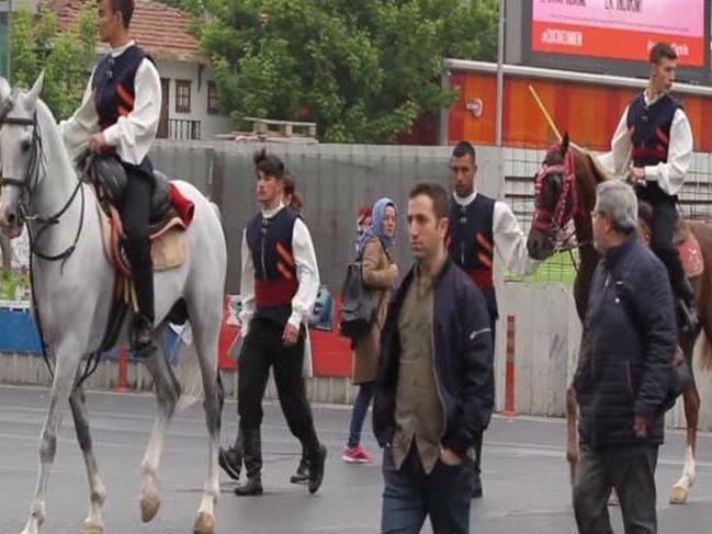 Mecidiyeköy'de atlı cirit ekibi şaşkınlığı