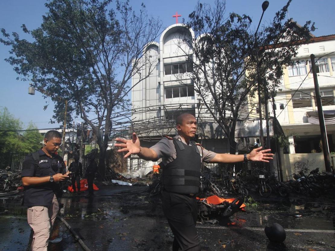 Endonezya'da 3 kiliseye bombalı saldırı: Çok sayıda ölü var