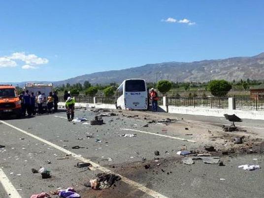 Halk otobüsü ile otomobil çarpıştı: İki kişi öldü