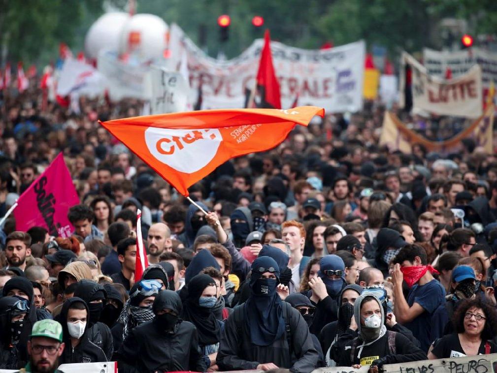 Fransa karıştı: Binlerce gösterici sokağa çıktı çok sayıda insan gözaltında
