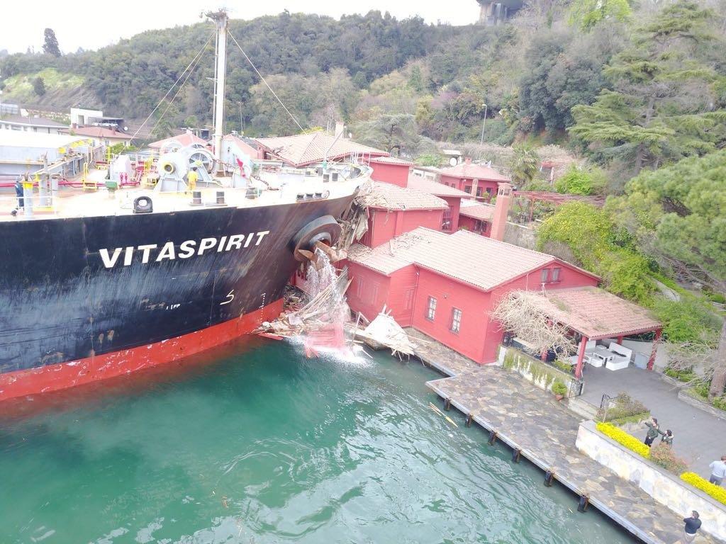 Tarihi yalıya çarpan gemideki 62 ton arpaya haciz konuldu