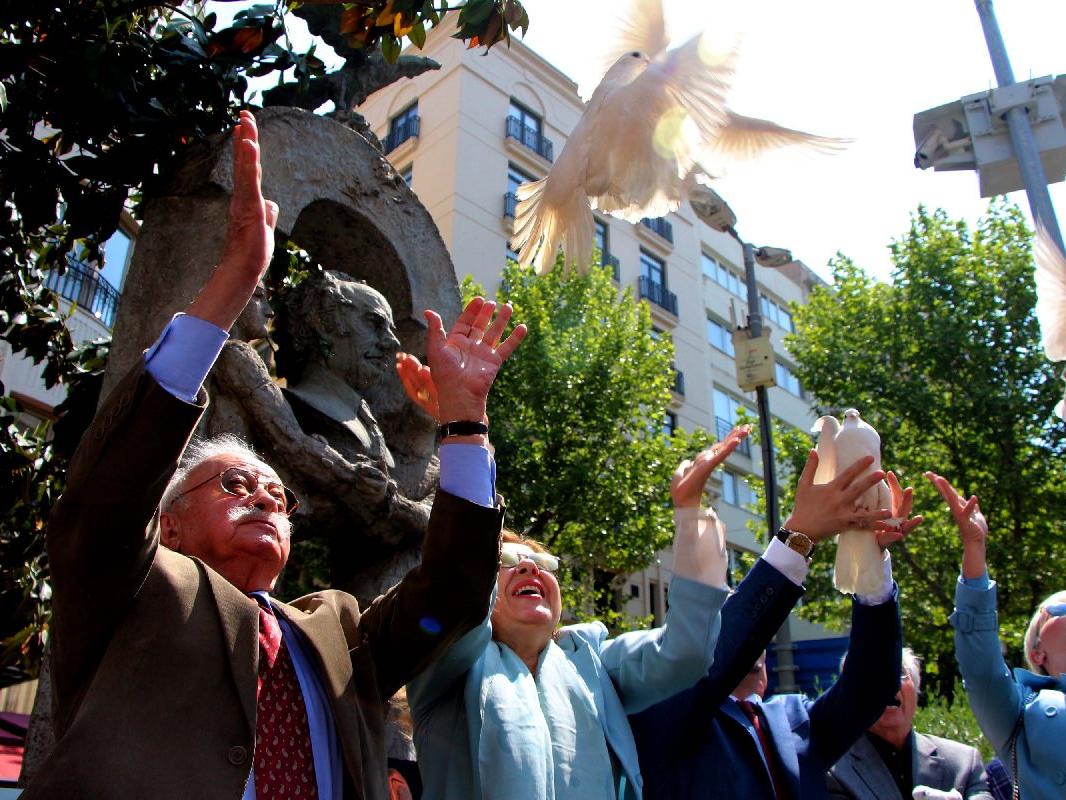 Abdi İpekçi anıtı önünde beyaz güvercinler uçurdular