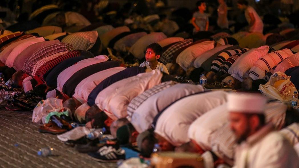 namaz-teravi-depophotos-1_16_9_1526836985_16_9_1526837252