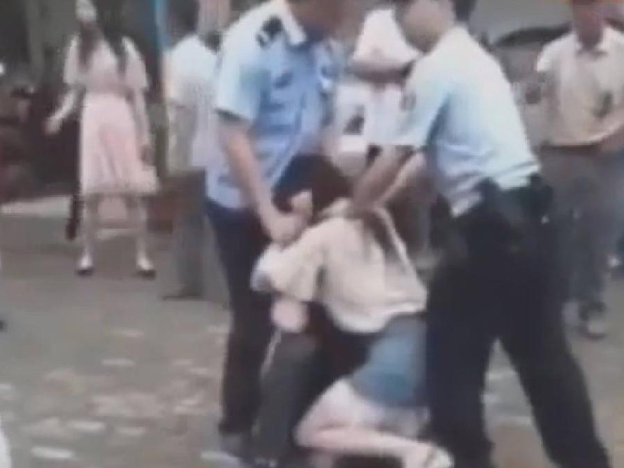 Sevgilisinin terk ettiği kadının veda öpücüğü ortalığı karıştırdı! Polis biber gazıyla müdahale etti