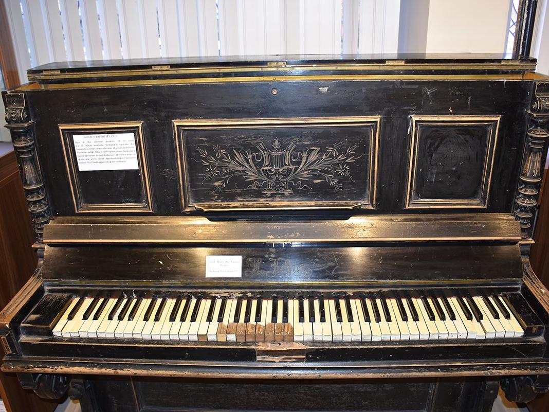 350 yıllık piyano ziyaretçilerini cezbediyor