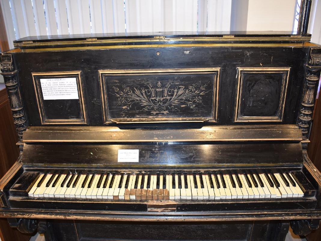 350 yıllık piyano ziyaretçilerini cezbediyor