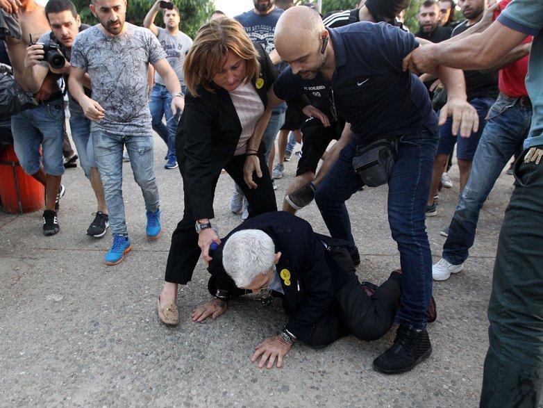 Pes artık... Türk dostu Yunan başkana saldıranlar arasında polis de varmış