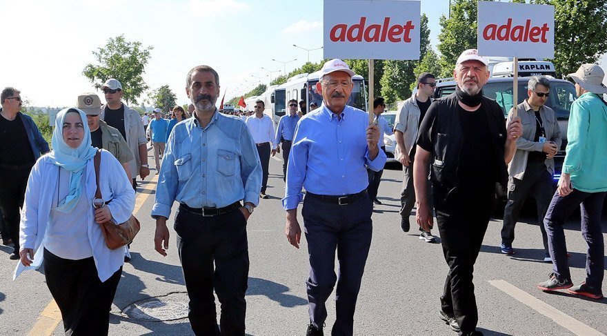 FOTO:DHA - Cihangir İslam (Kılıçdaroğlu'nun solundaki) Adalet Yürüyüşü'ne de katılmıştı.